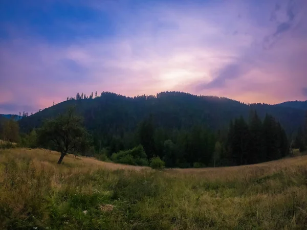 Gün Batımında Carpathian Dağlarıyla Muhteşem Güneş Işığı Altında Manzara — Stok fotoğraf