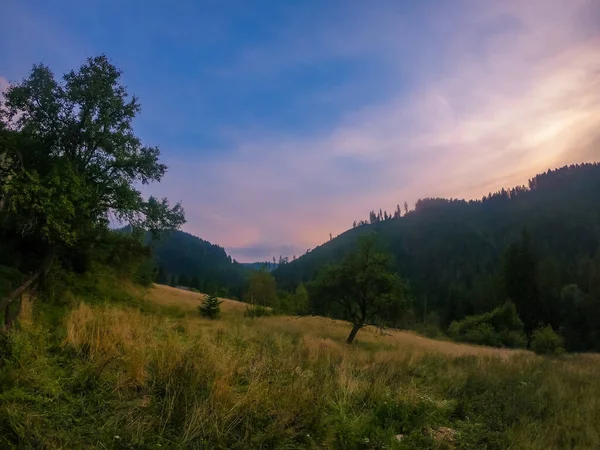 Landschap Met Karpaten Bergen Tijdens Zonsondergang Met Verbazingwekkend Zonlicht — Stockfoto