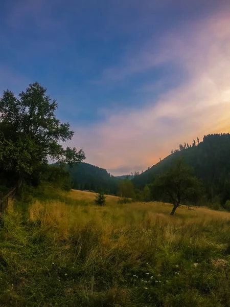 Landschap Met Karpaten Bergen Tijdens Zonsondergang Met Verbazingwekkend Zonlicht — Stockfoto