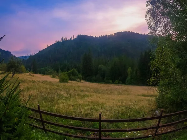 Landschap Met Karpaten Bergen Tijdens Zonsondergang Met Verbazingwekkend Zonlicht — Stockfoto