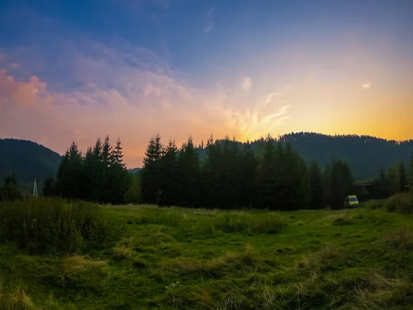 Landschap Met Karpaten Bergen Tijdens Zonsondergang Met Verbazingwekkend Zonlicht — Stockfoto