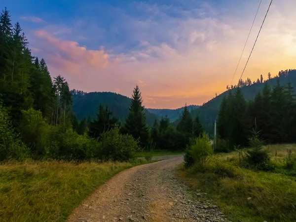 Landschaft Mit Karpaten Bei Sonnenuntergang Mit Herrlichem Sonnenlicht — Stockfoto