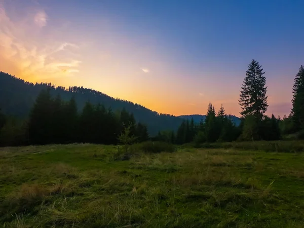 Krajina Karpatskými Horami Během Západu Slunce Úžasným Slunečním Světlem — Stock fotografie