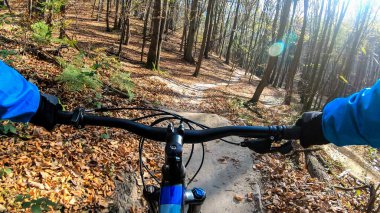 Sonbahar sezonunda enduro bisikleti süren amatör bir binici.
