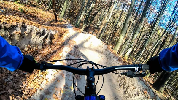 Amateur Rijder Enduro Fiets Rijden Trail Het Najaar Seizoen — Stockfoto
