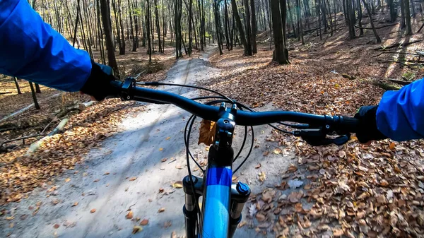 Jeździec Amator Rowerze Enduro Jazdy Szlaku Sezonie Jesiennym — Zdjęcie stockowe