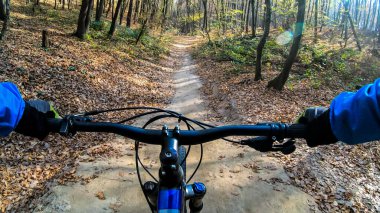 Sonbahar sezonunda enduro bisikleti süren amatör bir binici.