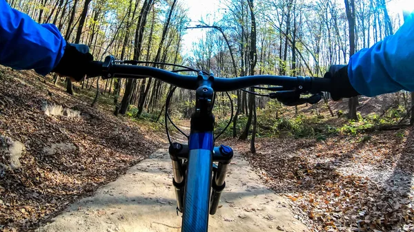 Ερασιτέχνης Αναβάτης Στο Ποδήλατο Enduro Ιππασία Στο Μονοπάτι Την Εποχή — Φωτογραφία Αρχείου