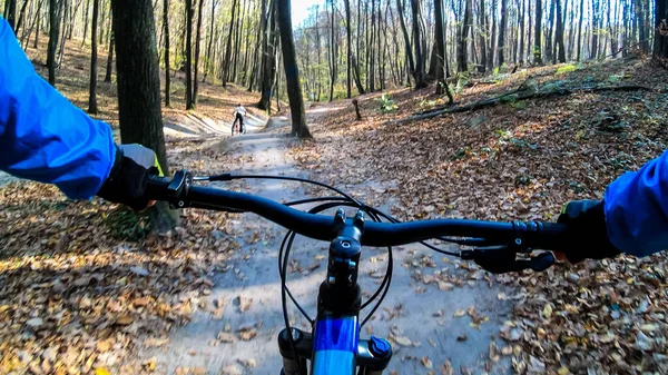 Jeździec Amator Rowerze Enduro Jazdy Szlaku Sezonie Jesiennym — Zdjęcie stockowe