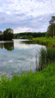 Bahar mevsiminde mükemmel göl manzarası