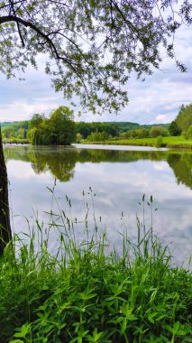 Bahar mevsiminde mükemmel göl manzarası