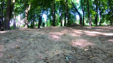 Bahar parkında bisiklet süren amatör bir binici.