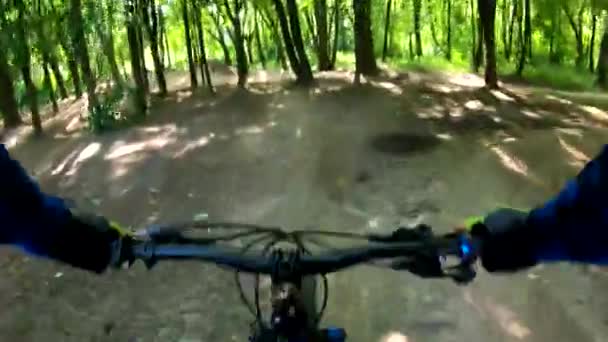 Cavalier amateur sur le vélo dans le parc de printemps