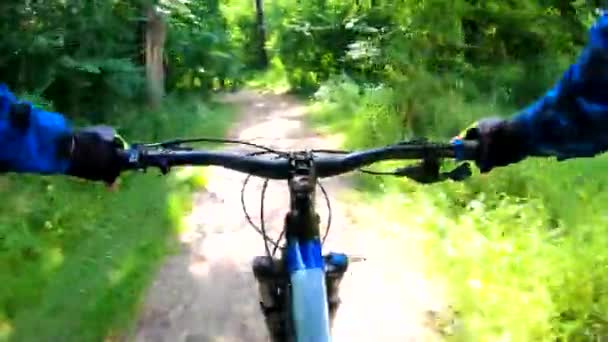 Amador Cavaleiro Bicicleta Parque Primavera — Vídeo de Stock