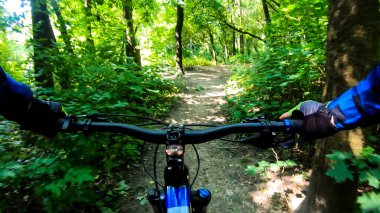 Bahar parkında bisiklet süren amatör bir binici.