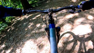 Bahar parkında bisiklet süren amatör bir binici.