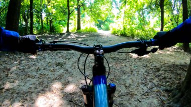 Bahar parkında bisiklet süren amatör bir binici.