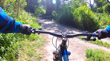 Bahar parkında bisiklet süren amatör bir binici.