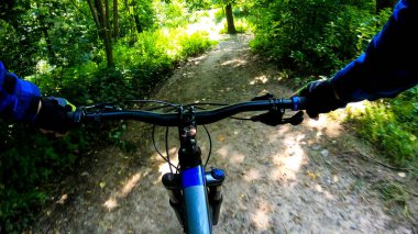 Bahar parkında bisiklet süren amatör bir binici.