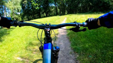 Bahar parkında bisiklet süren amatör bir binici.