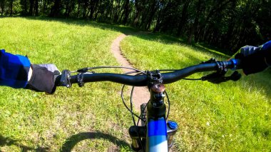 Bahar parkında bisiklet süren amatör bir binici.