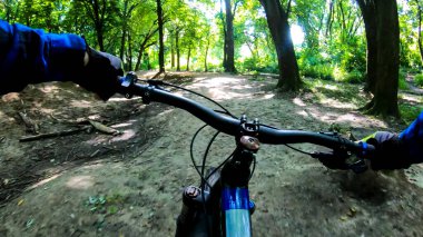 Bahar parkında bisiklet süren amatör bir binici.