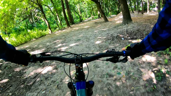 Pilota Dilettante Bicicletta Nel Parco Primaverile — Foto Stock