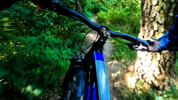 Pilota Dilettante Bicicletta Nel Parco Primaverile — Foto Stock