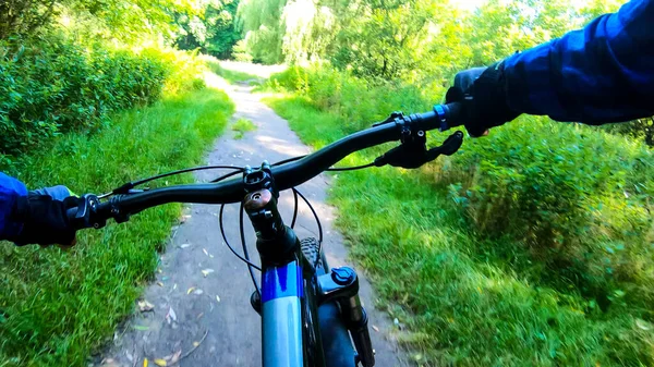 春の公園の自転車に乗っているアマチュアライダー — ストック写真