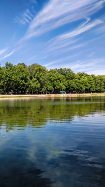 Yaz mevsiminde göl ve gökyüzü ile muhteşem bir manzara.
