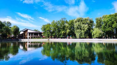 Yaz mevsiminde göl ve gökyüzü ile muhteşem bir manzara.