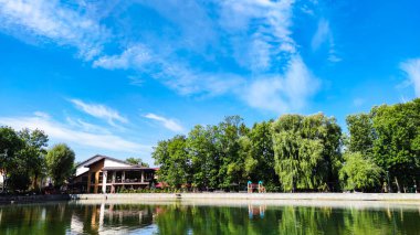 Yaz mevsiminde göl ve gökyüzü ile muhteşem bir manzara.