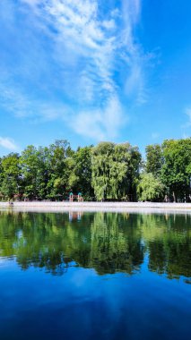 Yaz mevsiminde göl ve gökyüzü ile muhteşem bir manzara.