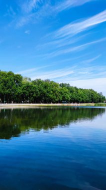 Yaz mevsiminde göl ve gökyüzü ile muhteşem bir manzara.