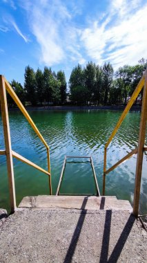 Yaz mevsiminde göl ve gökyüzü ile muhteşem bir manzara.