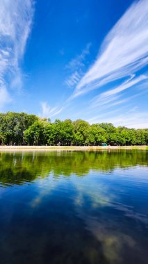 Yaz mevsiminde göl ve gökyüzü ile muhteşem bir manzara.