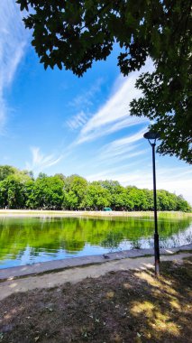 Yaz mevsiminde göl ve gökyüzü ile muhteşem bir manzara.