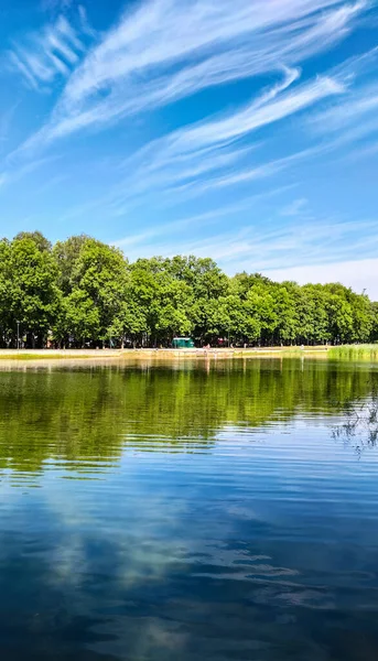 Yaz mevsiminde göl ve gökyüzü ile muhteşem bir manzara.