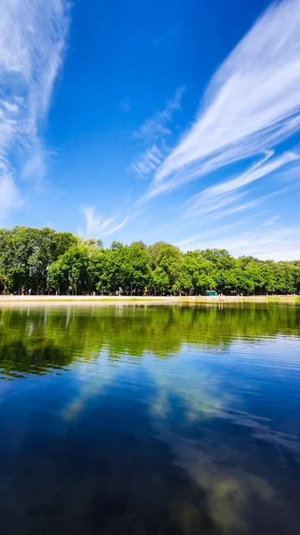 Yaz mevsiminde göl ve gökyüzü ile muhteşem bir manzara.