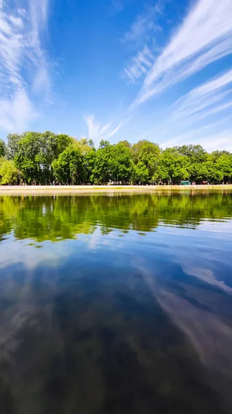 Yaz mevsiminde göl ve gökyüzü ile muhteşem bir manzara.
