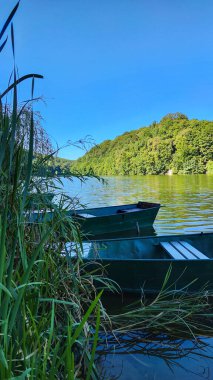 Yaz mevsiminde göllü tekne istasyonu