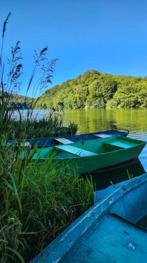 Yaz mevsiminde göllü tekne istasyonu