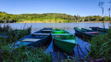 Yaz mevsiminde göllü tekne istasyonu