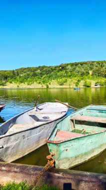 Yaz mevsiminde göllü tekne istasyonu