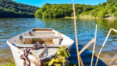 Yaz mevsiminde göllü tekne istasyonu