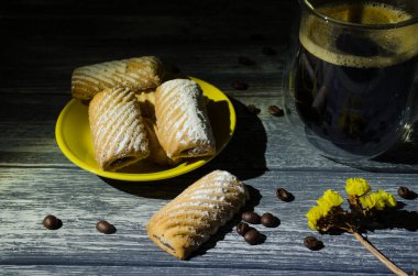 Gün ışığının vurgulandığı bir fincan kahveyle hayat devam ediyor.