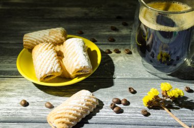 Gün ışığının vurgulandığı bir fincan kahveyle hayat devam ediyor.