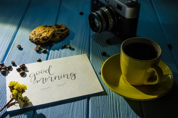 Stillleben Mit Kaffee Und Schokoladenkuchen Auf Blauem Hintergrund — Stockfoto