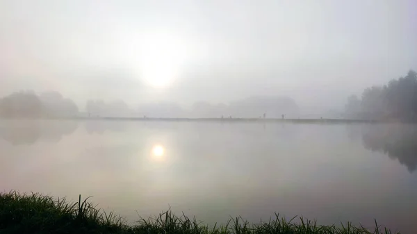 Lago Pesca Manhã Nebulosa — Fotografia de Stock