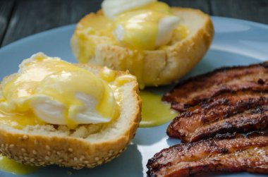 Tabakta az pişmiş ev yapımı Benedict yumurtaları